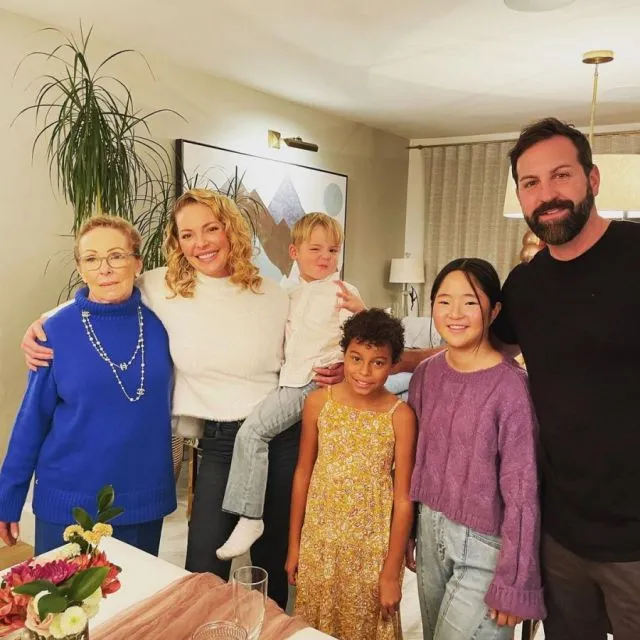 8 Artis Hollywood yang Memilih untuk Adopsi Anak. Ada Angelina Jolie 14 Josh Kelley Family