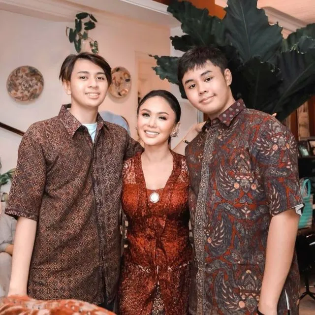 Yuni Shara Sudah Nyaman Sendiri, Merasa Tak Wajib Menikah Lagi 3 Yuni Shara dan kedua putranya