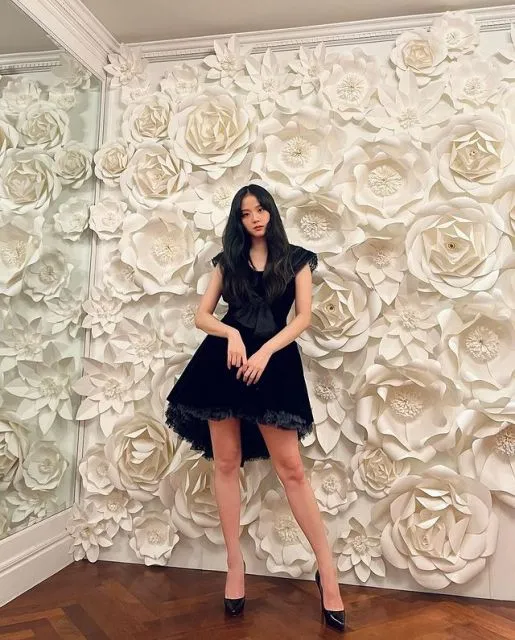Ide Padu Padan Outfit Hitam ala Jisoo BLACKPINK. Simpel dan Elegan! 10 potret gaya fashionable Jisoo Blackpink dengan outfit serba hitam