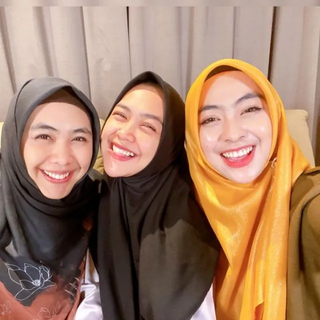 Ria Ricis Umumkan Hamil, Kelakuannya yang Kelewat Aktif Bikin Sang Kakak Parno 4 Ria Ricis bersama kedua kakaknya