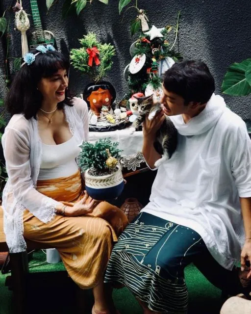 10 Potret Stylish Para Selebritas Saat Hamil. Aura Cantiknya Terpancar Maksimal! 16 Outfit hamil seleb