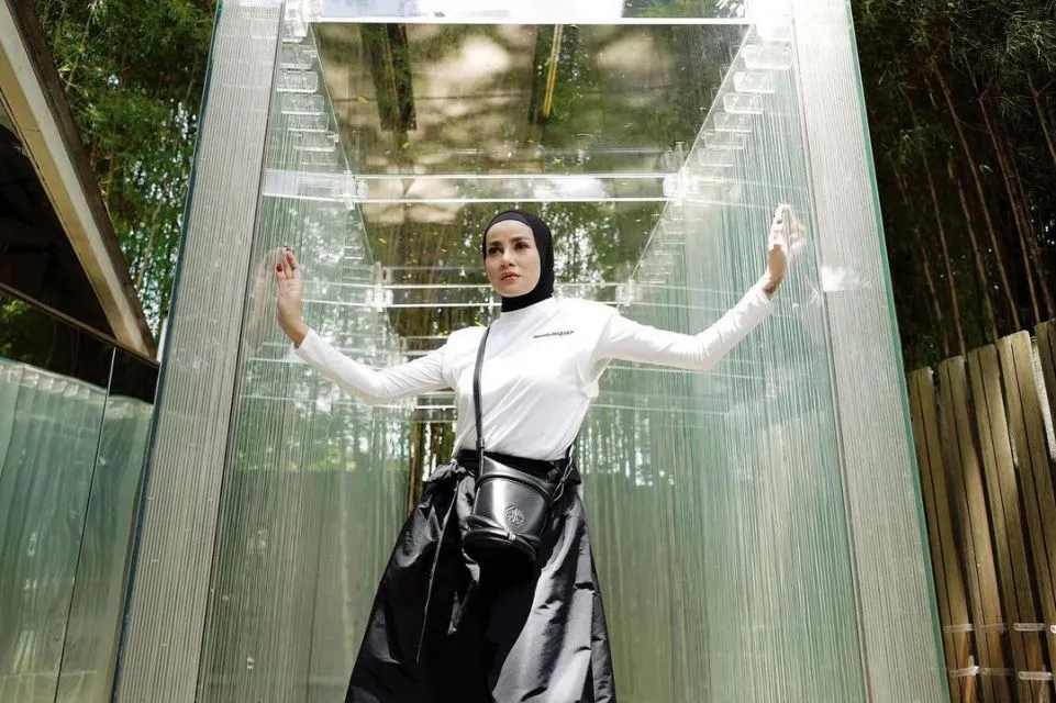 7 OOTD Hijab Olla Ramlan yang Simpel dan Berkelas. Bisa Disontek nih~ 8 OOTD Olla Ramlan