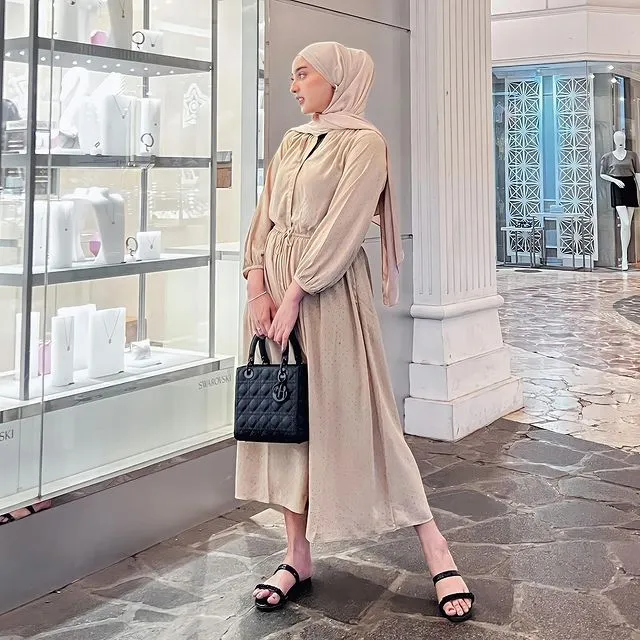 Potret Gaya Fashion Dinan Nurfajrina, Istri Doni Salmanan. Stylish! 17 Potret gaya Dinan Nurfajrina istri Doni Salmanan