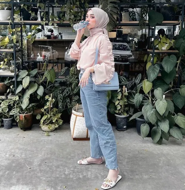 Potret Gaya Fashion Dinan Nurfajrina, Istri Doni Salmanan. Stylish! 15 Potret gaya Dinan Nurfajrina istri Doni Salmanan