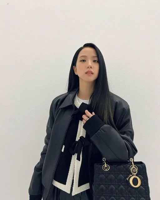Ide Padu Padan Outfit Hitam ala Jisoo BLACKPINK. Simpel dan Elegan! 9 potret gaya fashionable Jisoo Blackpink dengan outfit serba hitam