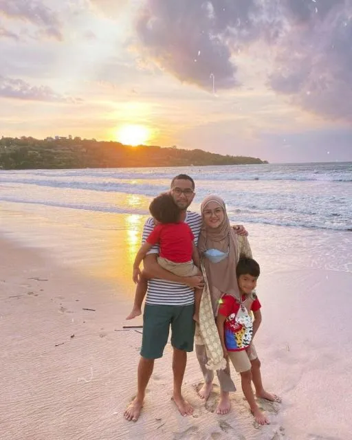 Jelang Ramadan, Revalina S Temat Curhat Sedihnya Lebaran Saat Pandemi 3 Potret keluarga Revalina