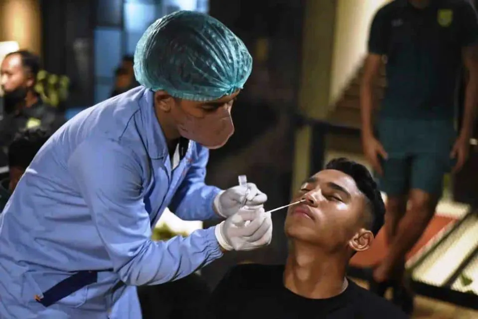Pemerintah Hapus Aturan Tes Antigen dan PCR Perjalanan Dalam Negeri 4 Swab antigen