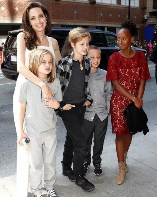 8 Artis Hollywood yang Memilih untuk Adopsi Anak. Ada Angelina Jolie 9 Angelina Jolie