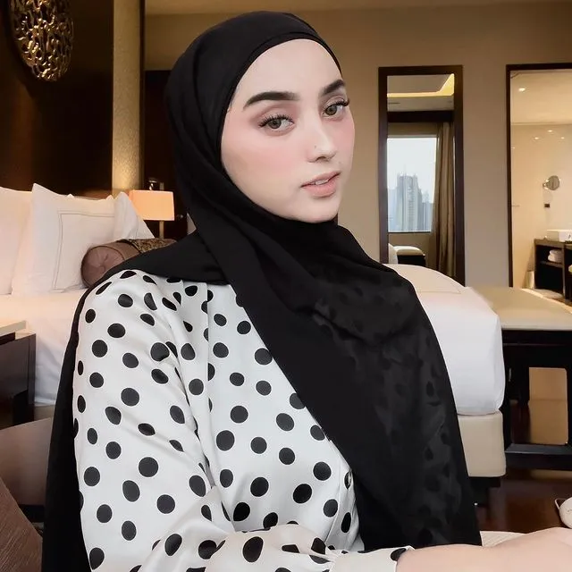 Potret Gaya Fashion Dinan Nurfajrina, Istri Doni Salmanan. Stylish! 14 Potret gaya Dinan Nurfajrina istri Doni Salmanan