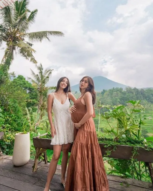 10 Potret Stylish Para Selebritas Saat Hamil. Aura Cantiknya Terpancar Maksimal! 12 Outfit hamil seleb