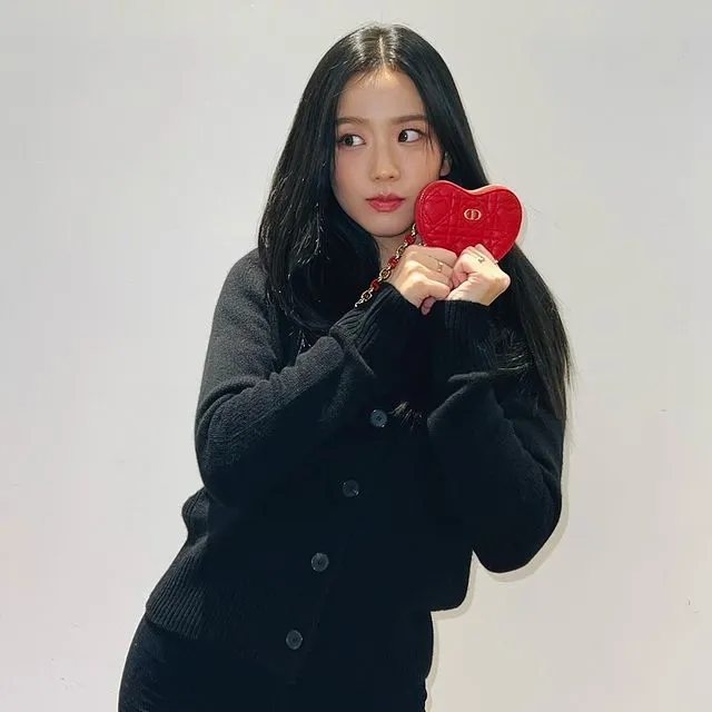 Ide Padu Padan Outfit Hitam ala Jisoo BLACKPINK. Simpel dan Elegan! 8 potret gaya fashionable Jisoo Blackpink dengan outfit serba hitam