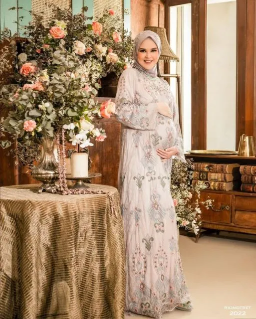 10 Potret Stylish Para Selebritas Saat Hamil. Aura Cantiknya Terpancar Maksimal! 13 Outfit hamil seleb