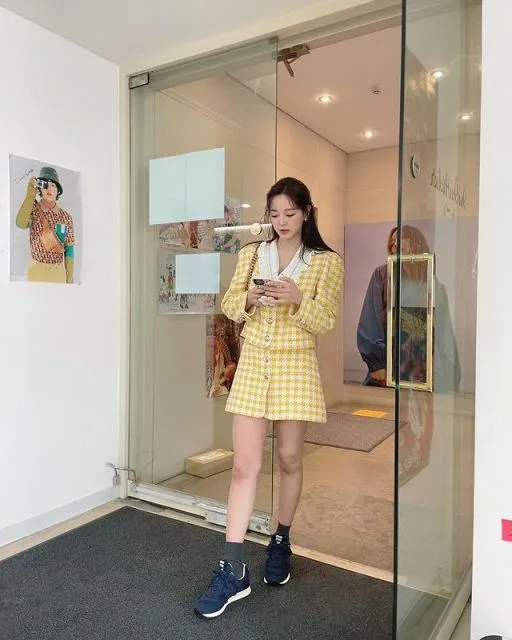 Inspirasi Outfit ala Kim Se Jeong, dari Office Look sampai Kasual. Manis! 10 potret gaya simpel Kim Se Jeong bintang drama A Business Proposal