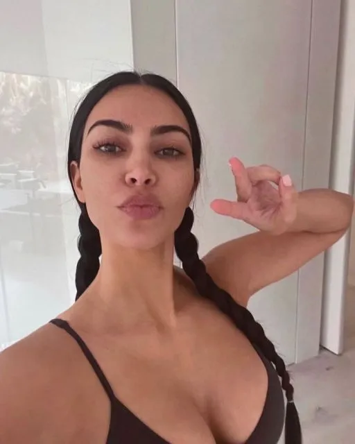 Kim Kardashian Tuai Kritik Usai Beri Nasihat Soal Kesuksesan Berbisnis 2 Kim Kardashian dikritik