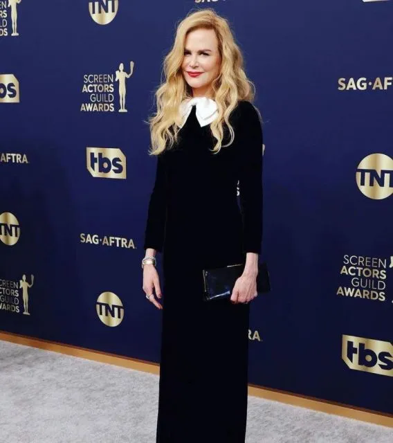 8 Potret Fashion Nicole Kidman yang Wajahnya jadi Meme Sepulang Oscar 14 Potret Nicole Kidman