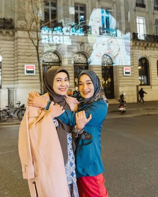 7 Potret Gaya Modis Ririe Fairuz di Paris. Tampil Menawan dengan Gaya Kasual 10 7 gaya modis Ririe Fairus saat berada di Paris