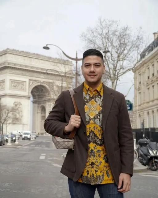 Gaya Busana Seleb Indonesia Bangga Pakai Batik di Paris Fashion Week 2022 15