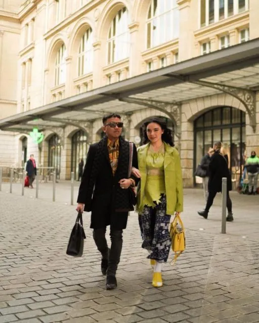 Gaya Busana Seleb Indonesia Bangga Pakai Batik di Paris Fashion Week 2022 11