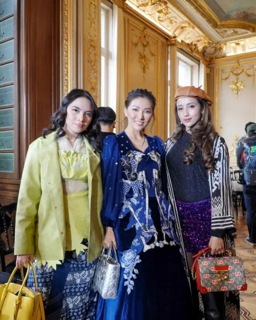 Gaya Busana Seleb Indonesia Bangga Pakai Batik di Paris Fashion Week 2022 12