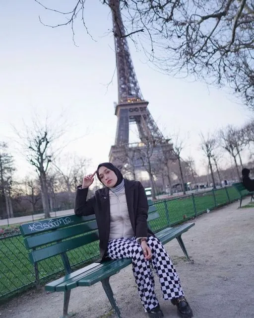 7 Potret Gaya Modis Ririe Fairuz di Paris. Tampil Menawan dengan Gaya Kasual 8 7 gaya modis Ririe Fairus saat berada di Paris
