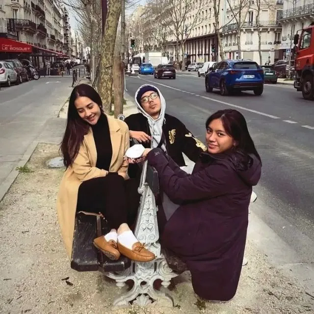 7 Potret Kedekatan Ariel Noah dan Alleia di Paris, Anya Geraldine Jadi Sorotan 9 Ariel Noah dan Alleia di Paris, Anya Geraldine ikut disorot
