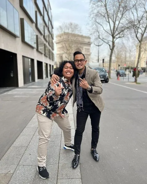 Gaya Busana Seleb Indonesia Bangga Pakai Batik di Paris Fashion Week 2022 16 artis indonesia pakai batik di paris