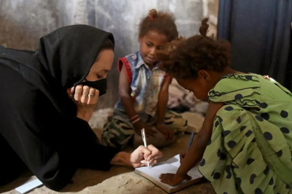 Angelina Jolie Berkunjung ke Yaman, Ajak Dunia Internasional Peduli Konflik di Sana 3 Angelina Jolie berkunjung ke Yaman