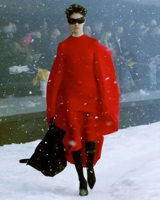 Hadirkan 'Badai', Balenciaga Bawa Pesan Istimewa di Ajang PFW 6 Show Balenciaga di PWF 2022 bawa pesam perlawanan terhadap perang di Ukraina