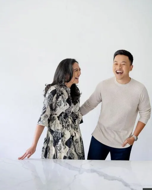 8 Potret Prewedding Putri Tanjung-Guinandra. Bertema Kasual dan Adat yang Simpel 11 foto prewedding putri tajung dan guinandra