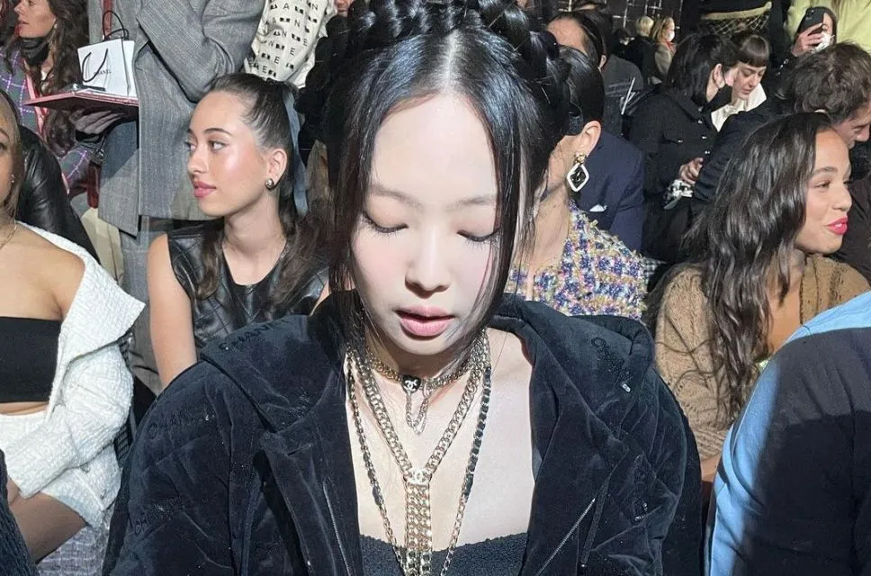 Gaya Jennie BLACKPINK di Paris Fashion Week 2022. Manis Pakai Serba Hitam! 8 Jennie Blackpink Paris Fashion Week