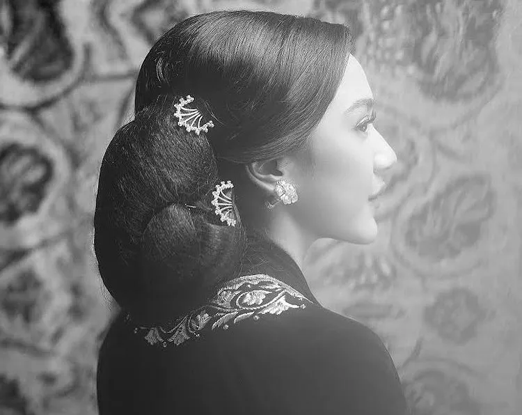 8 Potret Prewedding Putri Tanjung-Guinandra. Bertema Kasual dan Adat yang Simpel 14 foto prewedding putri tajung dan guinandra