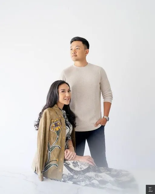 8 Potret Prewedding Putri Tanjung-Guinandra. Bertema Kasual dan Adat yang Simpel 10 foto prewedding putri tajung dan guinandra