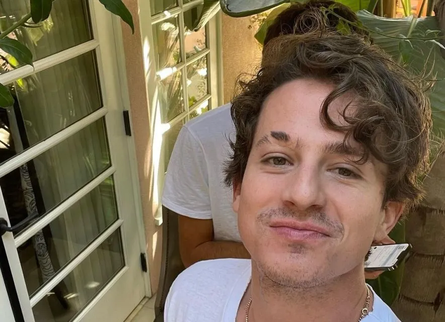 Charlie Puth Ungkap Kesedihan Patah Hati di Lagu Terbaru Charlie Puth rilis lagu terbaru bertajuk That's Hillarious.