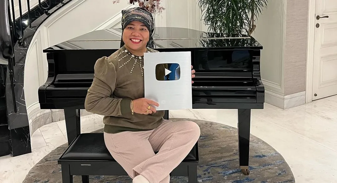 Baru Bikin Channel YouTube, Ibunda Fuji Sudah Terima Silver Play Button 6 dewi zuhriati