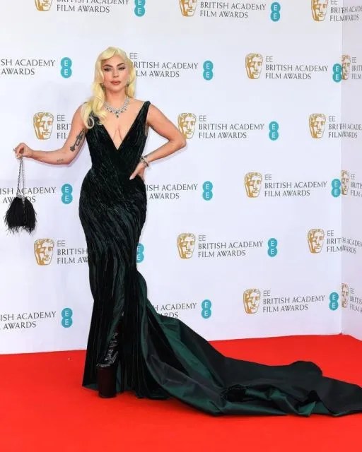 11 Potret Busana Selebritas di Red Carpet BAFTA. Anggun dan Mewah! 18 Potret seleb di red carpet BAFTA