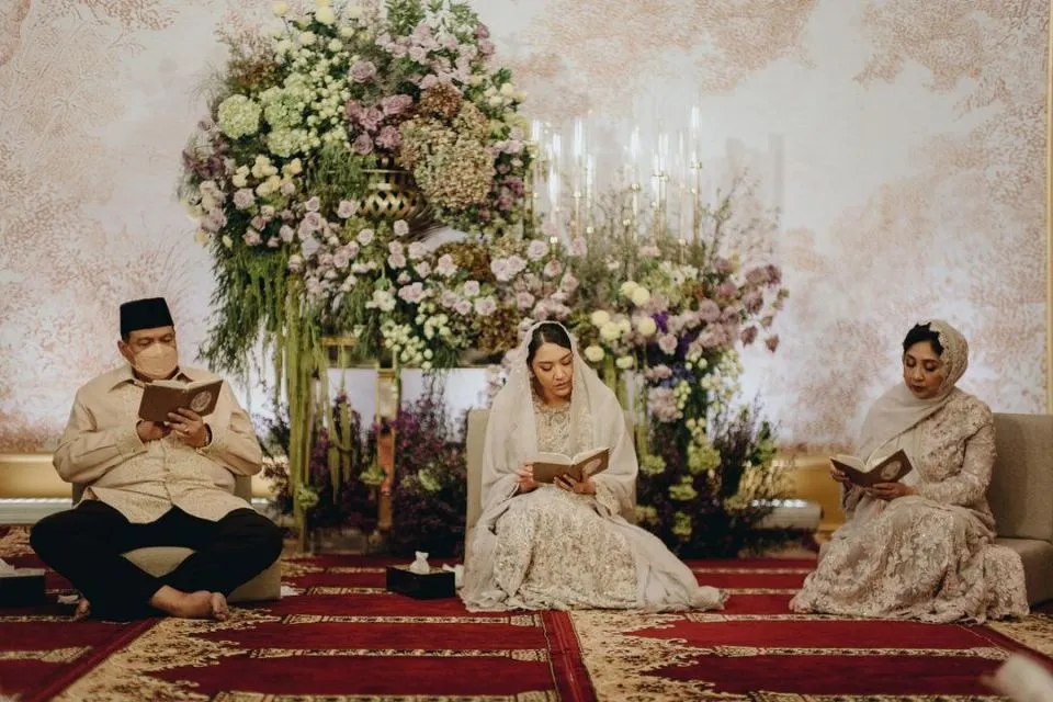 Detail Acara Pengajian Pranikah Putri Tanjung dan Guinandra Jatikusumo. Elegan! 10 Detail pengajian pranikah Putri Tanjung