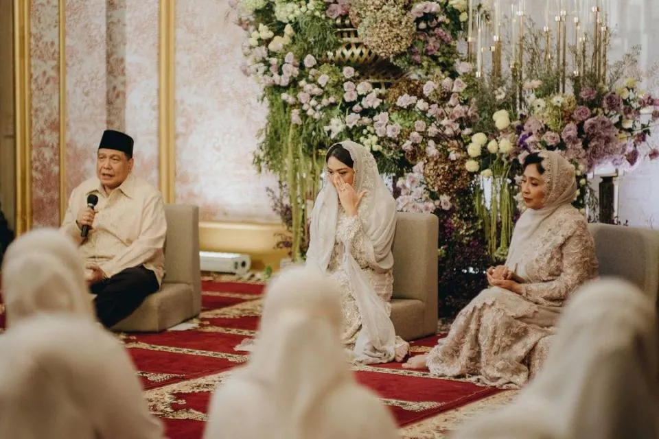 Detail Acara Pengajian Pranikah Putri Tanjung dan Guinandra Jatikusumo. Elegan! 12 Detail pengajian pranikah Putri Tanjung