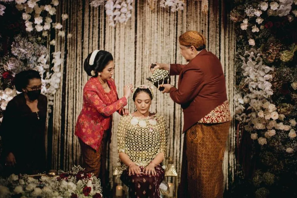 7 Potret Prosesi Siraman dan Midodareni Putri Tanjung. Penuh Haru! 9 Putri Tanjung