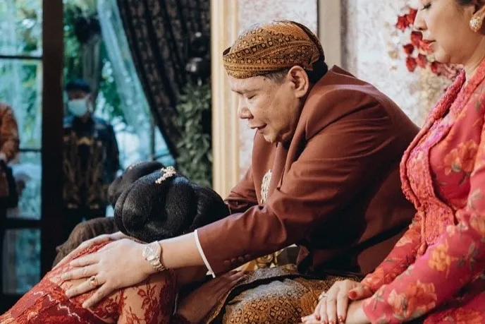 7 Potret Prosesi Siraman dan Midodareni Putri Tanjung. Penuh Haru! 12 Putri Tanjung