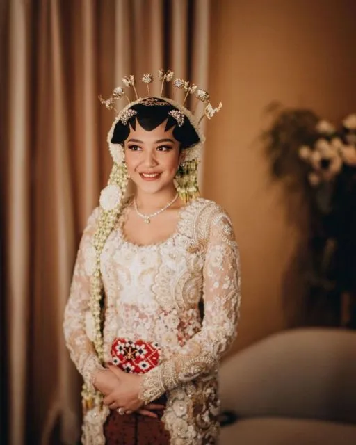 8 Potret Pernikahan Putri Tanjung dan Guinandra Jatikusumo, Serba Putih! 11 Putri Tanjung