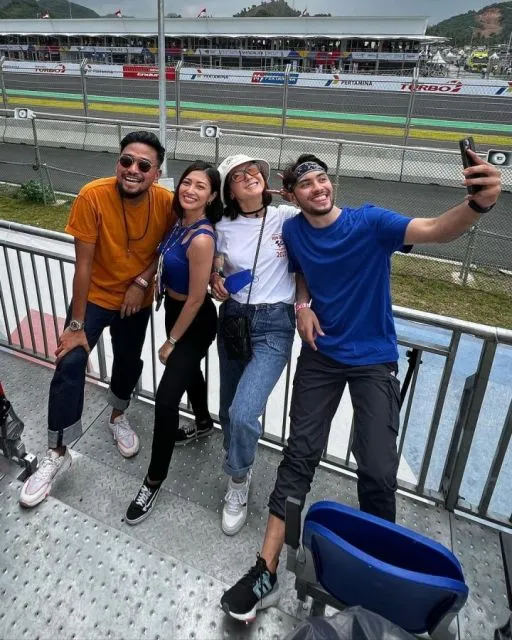 11 Potret Artis Nonton MotoGP Mandalika. Ada Tiara Andini sampai Rio Dewanto 21 Poppy