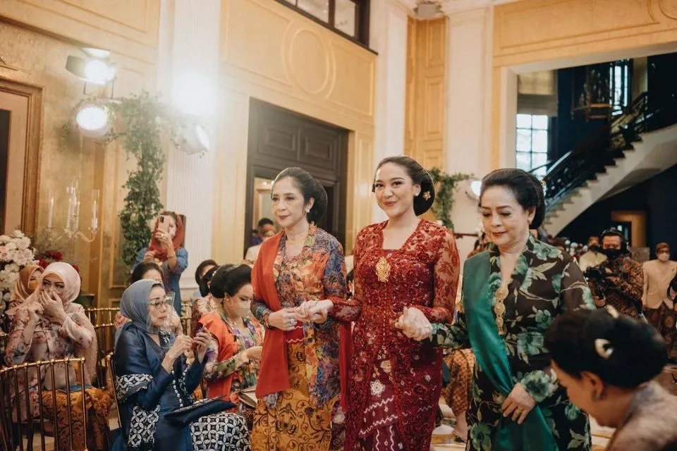 7 Potret Prosesi Siraman dan Midodareni Putri Tanjung. Penuh Haru! 10 Putri Tanjung