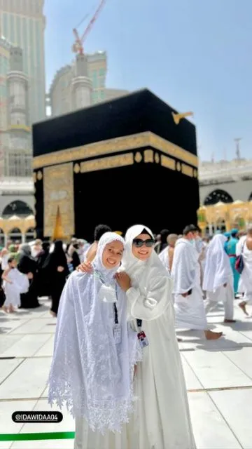 7 Potret Fuji Jalani Umrah, Bareng Thariq Halilintar dan Ajak Pengasuh Gala 10 Fuji