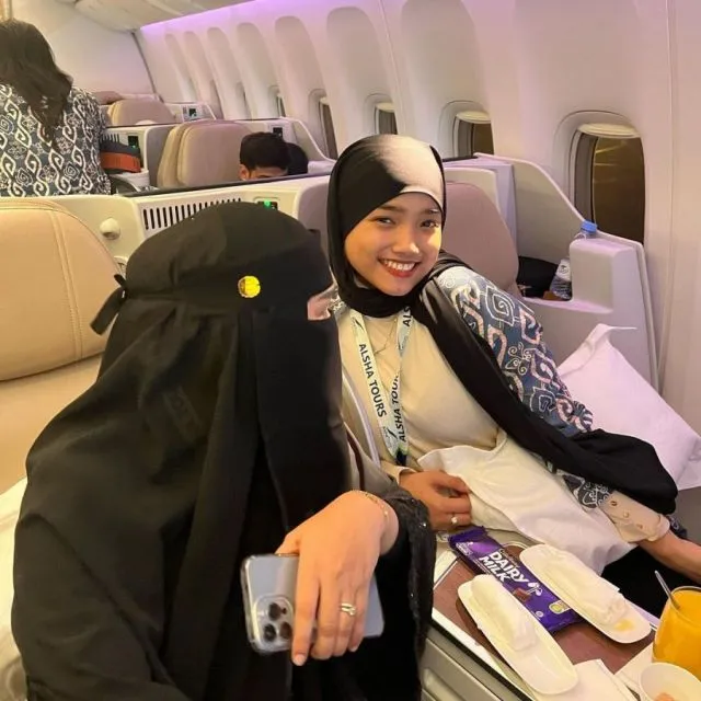 7 Potret Fuji Jalani Umrah, Bareng Thariq Halilintar dan Ajak Pengasuh Gala 8 Fuji