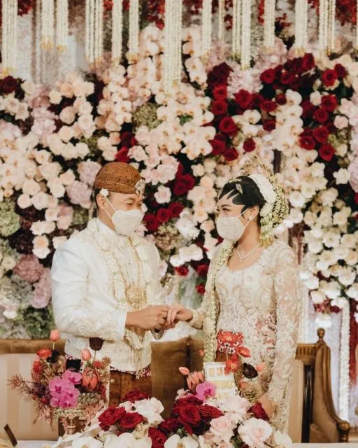 8 Potret Pernikahan Putri Tanjung dan Guinandra Jatikusumo, Serba Putih! 14 Putri & Guinandra