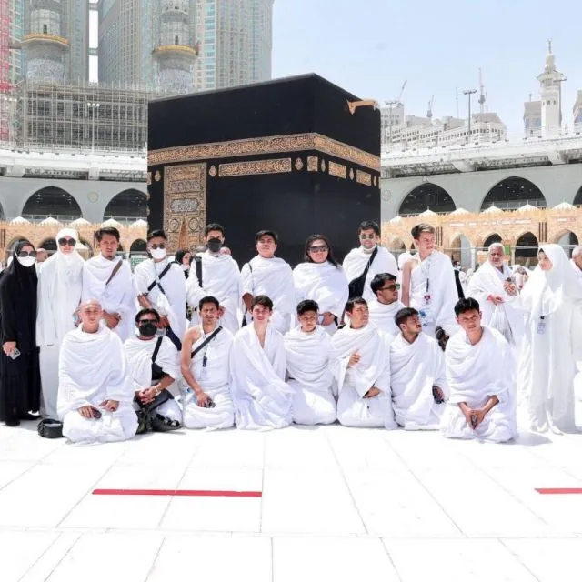 7 Potret Fuji Jalani Umrah, Bareng Thariq Halilintar dan Ajak Pengasuh Gala 9 Fuji