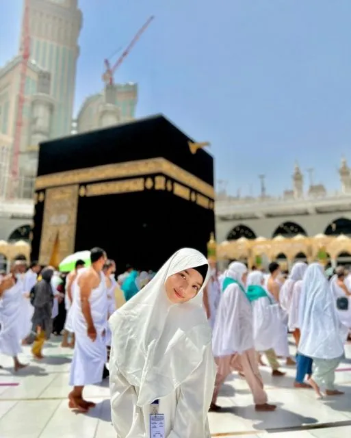 7 Potret Fuji Jalani Umrah, Bareng Thariq Halilintar dan Ajak Pengasuh Gala 12 Fuji