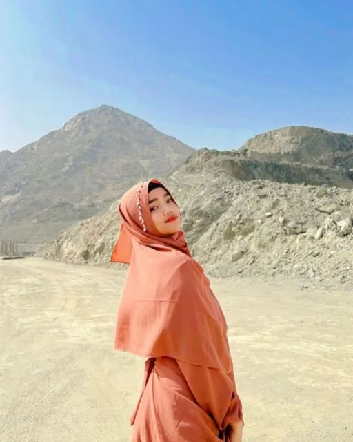 7 Potret Fuji Jalani Umrah, Bareng Thariq Halilintar dan Ajak Pengasuh Gala 13 Fuji
