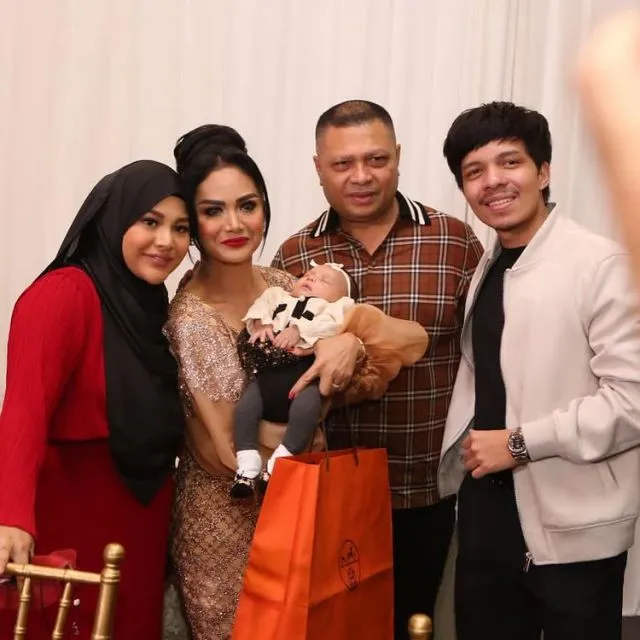 Krisdayanti Ulang Tahun Ke-47, Ungkap Syukur dan Dapat Hadiah dari Sang Cucu 2 Krisdayanti Ulang Tahun Ke-47