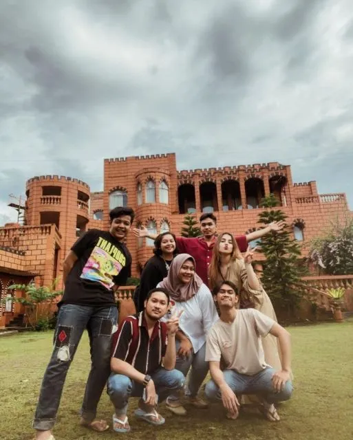 8 Potret Rumah Mewah Ibunda Tasya Farasya. Bak Istana di Negeri Dongeng 10 Halamannya luas